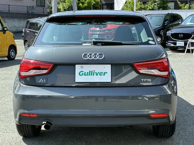アウディ Ａ１ 1．0TFSI 熊本県 2016(平28)年 3.7万km ナノグレー/フロレットシルバーM 純正メーカーナビ/【フルセグTV/Bluetooth/CD/DVD】/コーナーセンサー/ウィンカーミラー/アイドリングストップ/オートLEDライト/純正15インチAW/ETC/革巻きステアリング/純正フロアマット/ABS/横滑り防止装置/盗難防止装置/保証書/取扱説明書/スペアキー