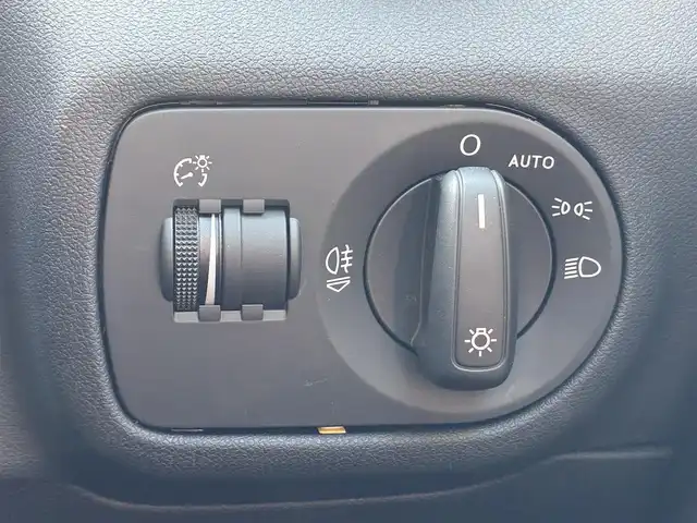 アウディ Ａ１ 1．0TFSI 熊本県 2016(平28)年 3.7万km ナノグレー/フロレットシルバーM 純正メーカーナビ/【フルセグTV/Bluetooth/CD/DVD】/コーナーセンサー/ウィンカーミラー/アイドリングストップ/オートLEDライト/純正15インチAW/ETC/革巻きステアリング/純正フロアマット/ABS/横滑り防止装置/盗難防止装置/保証書/取扱説明書/スペアキー