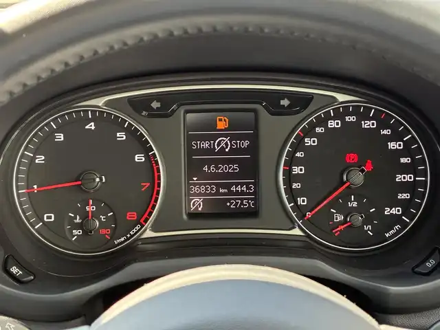 アウディ Ａ１ 1．0TFSI 熊本県 2016(平28)年 3.7万km ナノグレー/フロレットシルバーM 純正メーカーナビ/【フルセグTV/Bluetooth/CD/DVD】/コーナーセンサー/ウィンカーミラー/アイドリングストップ/オートLEDライト/純正15インチAW/ETC/革巻きステアリング/純正フロアマット/ABS/横滑り防止装置/盗難防止装置/保証書/取扱説明書/スペアキー