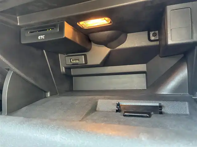 アウディ Ａ１ 1．0TFSI 熊本県 2016(平28)年 3.7万km ナノグレー/フロレットシルバーM 純正メーカーナビ/【フルセグTV/Bluetooth/CD/DVD】/コーナーセンサー/ウィンカーミラー/アイドリングストップ/オートLEDライト/純正15インチAW/ETC/革巻きステアリング/純正フロアマット/ABS/横滑り防止装置/盗難防止装置/保証書/取扱説明書/スペアキー