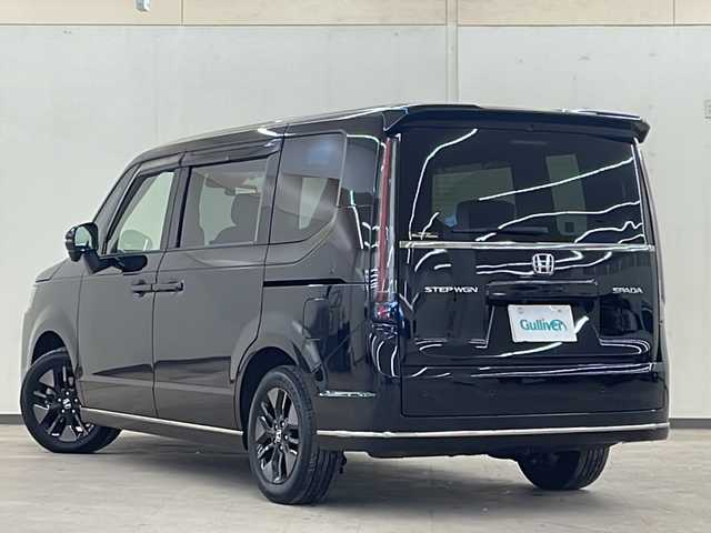 ホンダ ステップワゴン スパーダ 道央・札幌 2022(令4)年 1.5万km クリスタルブラックパール /4WD//純正１１．４インチナビ(CD/DVD/TV/FM/AM/BT)//純正フリップダウンモニター//ホンダセンシング/・車線逸脱警報/・歩行者事故低減ステアリング/・先行車発進お知らせ/・衝突軽減/・パーキングセンサー警報/・ブラインドスポットインフォメーション/・アダプティブクルーズコントロール/・前後コーナーセンサー//前席シートヒーター//パワーバックドア//オートライト//スペアキー１本//ETC//両側パワースライドドア//ウインカーミラー//ステアリングスイッチ//パドルシフト//左右独立エアコン//クラッツィオシートカバー