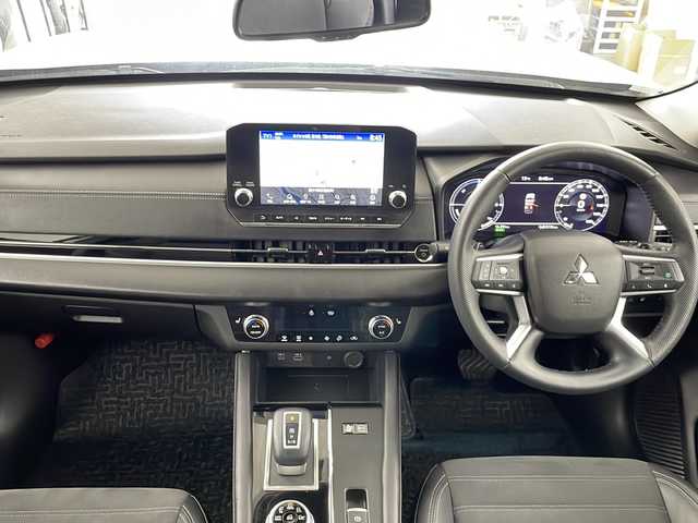 三菱 アウトランダー ＰＨＥＶ G 道央・札幌 2023(令5)年 1.6万km スターリングシルバーM ・４WD/・衝突被害軽減ブレーキシステム/・踏み間違い衝突防止アシスト/車線逸脱警報システム/・車線逸脱防止支援機能（LDP）/・12.3インチ純正ナビゲーション（TV/AppleCarPlay/USB）/・Bluetooth/・全周囲カメラ/・レーダークルーズコントロール/・ハンドルヒーター/・シートヒーター/運転席パワーシート/・LEDオートライト/オートハイビーム/・コーナーセンサー/・電動リアゲート/・ETC
