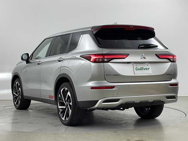三菱 アウトランダー ＰＨＥＶ G 道央・札幌 2023(令5)年 1.6万km スターリングシルバーM ・４WD/・衝突被害軽減ブレーキシステム/・踏み間違い衝突防止アシスト/車線逸脱警報システム/・車線逸脱防止支援機能（LDP）/・12.3インチ純正ナビゲーション（TV/AppleCarPlay/USB）/・Bluetooth/・全周囲カメラ/・レーダークルーズコントロール/・ハンドルヒーター/・シートヒーター/運転席パワーシート/・LEDオートライト/オートハイビーム/・コーナーセンサー/・電動リアゲート/・ETC
