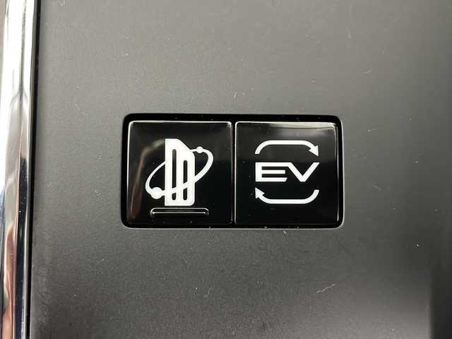 三菱 アウトランダー ＰＨＥＶ G 道央・札幌 2023(令5)年 1.6万km スターリングシルバーM ・４WD/・衝突被害軽減ブレーキシステム/・踏み間違い衝突防止アシスト/車線逸脱警報システム/・車線逸脱防止支援機能（LDP）/・12.3インチ純正ナビゲーション（TV/AppleCarPlay/USB）/・Bluetooth/・全周囲カメラ/・レーダークルーズコントロール/・ハンドルヒーター/・シートヒーター/運転席パワーシート/・LEDオートライト/オートハイビーム/・コーナーセンサー/・電動リアゲート/・ETC