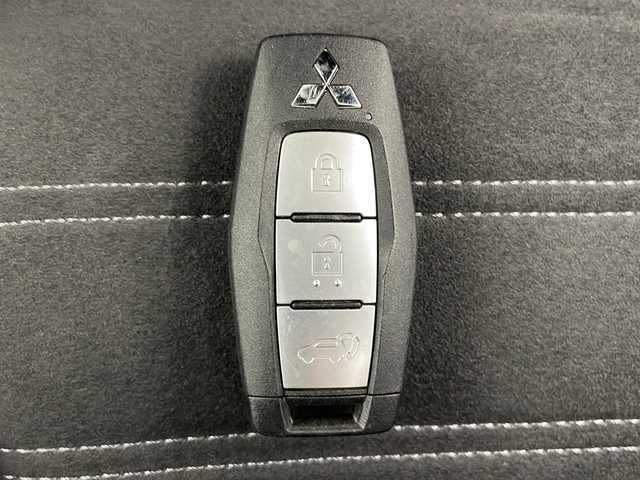三菱 アウトランダー ＰＨＥＶ G 道央・札幌 2023(令5)年 1.6万km スターリングシルバーM ・４WD/・衝突被害軽減ブレーキシステム/・踏み間違い衝突防止アシスト/車線逸脱警報システム/・車線逸脱防止支援機能（LDP）/・12.3インチ純正ナビゲーション（TV/AppleCarPlay/USB）/・Bluetooth/・全周囲カメラ/・レーダークルーズコントロール/・ハンドルヒーター/・シートヒーター/運転席パワーシート/・LEDオートライト/オートハイビーム/・コーナーセンサー/・電動リアゲート/・ETC
