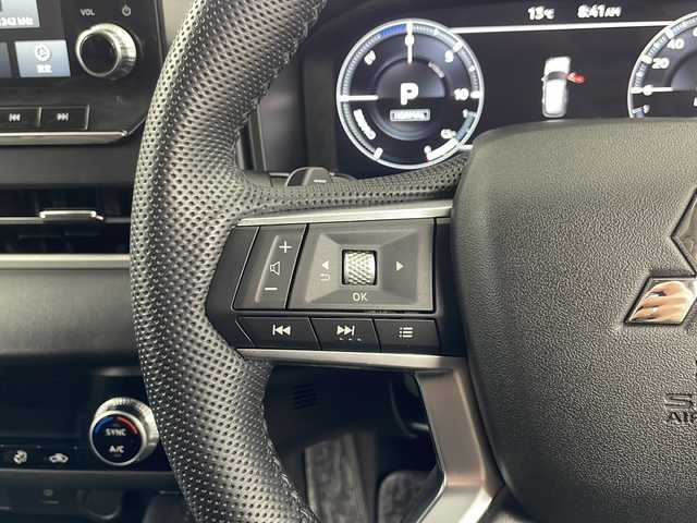 三菱 アウトランダー ＰＨＥＶ G 道央・札幌 2023(令5)年 1.6万km スターリングシルバーM ・４WD/・衝突被害軽減ブレーキシステム/・踏み間違い衝突防止アシスト/車線逸脱警報システム/・車線逸脱防止支援機能（LDP）/・12.3インチ純正ナビゲーション（TV/AppleCarPlay/USB）/・Bluetooth/・全周囲カメラ/・レーダークルーズコントロール/・ハンドルヒーター/・シートヒーター/運転席パワーシート/・LEDオートライト/オートハイビーム/・コーナーセンサー/・電動リアゲート/・ETC
