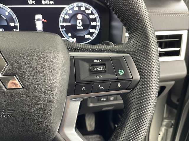 三菱 アウトランダー ＰＨＥＶ G 道央・札幌 2023(令5)年 1.6万km スターリングシルバーM ・４WD/・衝突被害軽減ブレーキシステム/・踏み間違い衝突防止アシスト/車線逸脱警報システム/・車線逸脱防止支援機能（LDP）/・12.3インチ純正ナビゲーション（TV/AppleCarPlay/USB）/・Bluetooth/・全周囲カメラ/・レーダークルーズコントロール/・ハンドルヒーター/・シートヒーター/運転席パワーシート/・LEDオートライト/オートハイビーム/・コーナーセンサー/・電動リアゲート/・ETC