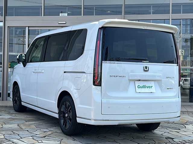 ホンダ ステップワゴン スパーダ eHEV 静岡県 2025(令7)年 0.1千km プラチナホワイトパール 純正ナビ/・CD/DVD/・RADIO/・フルセグTV/・Music Rack/・SD/・USB/・BTA/ホンダセンシング/・衝突軽減ブレーキ（CMBS）/・先行車発進お知らせ機能/・歩行者事故低減ステアリング/・路外逸脱抑制機能/・標識認識機能/・渋滞追従機能付アダプティブクルーズコントロール（ACC）/・車線維持支援システム（LKAS）/・トラフィックジャムアシスト（渋滞運転支援機能）/・ブラインドスポットインフォメーション/・誤発進抑制機能/・後方誤発進抑制機能/・近距離衝突軽減ブレーキ/・急アクセル抑制機能/・パーキングセンサーシステム/・オートハイビーム/主要装備/・両側パワースライドドア/・バックカメラ/・電動パーキング/・パドルシフト/・パワーバックドア/・運転席+助手席シートヒーター/・リアオートエアコン/・減速セレクター/・全列ＵＳＢチャージャー/・２列目オットマン/・SPADA専用16インチアルミ