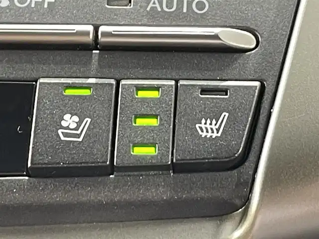 レクサス ＮＸ 300h クール&ブライト 愛知県 2020(令2)年 5.3万km セレスティアルブルーガラスフレーク 純正１０インチナビ　/（AM/FM/CD・DVD再生/SD/Bluetooth/USB/フルセグTV）/ムーンルーフ　/モデリスタエアロ（S/R)/ブラインドスポットモニター　/三眼ＬＥＤヘッドライト　/置くだけ充電　/ヘッドアップディスプレイ　/ＡＣ１００Ｖ　/レクサスセーフティシステム＋　/　　-プリクラッシュセーフティ/　　-レーントレーニングアシスト/　　-オートマチックハイビーム/　　-レーダークルーズコントロール/　　-ロードサインアシスト/　　-先行車発進告知機能/ビルトインETC2.0/電動バックドア　/シートベンチレーション/シートヒーター/ステアリングヒーター/バックカメラ/前後ドライブレコーダー/メモリー機能付パワーシート/パドルシフト/黒革シート/純正フロアマット/プッシュスタート/　　-スマートキー