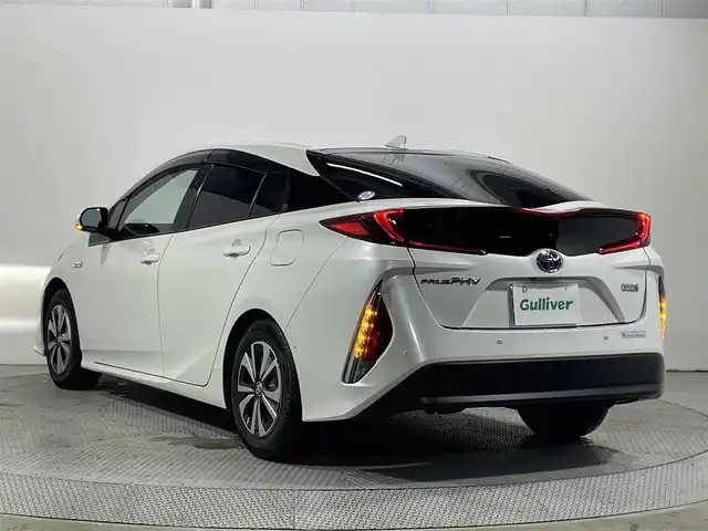 トヨタ プリウス ＰＨＶ A ユーティリティプラス 大阪府 2018(平30)年 8.8万km ホワイトパールクリスタルシャイン フルセグテレビ/バックカメラ/ウィンカーミラー/クルーズコントロール/プッシュスタート/ETC/純正大型ナビ/衝突軽減/クルーズコントロール/コーナーセンサー/ブラインドスポットモニター/電動ミラー/フォグランプ/純正アルミホイール