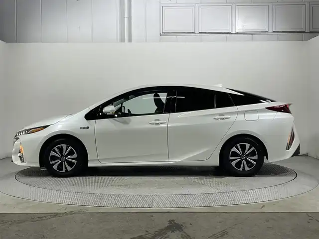 トヨタ プリウス ＰＨＶ A ユーティリティプラス 大阪府 2018(平30)年 8.8万km ホワイトパールクリスタルシャイン フルセグテレビ/バックカメラ/ウィンカーミラー/クルーズコントロール/プッシュスタート/ETC/純正大型ナビ/衝突軽減/クルーズコントロール/コーナーセンサー/ブラインドスポットモニター/電動ミラー/フォグランプ/純正アルミホイール