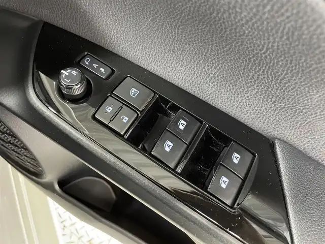 トヨタ プリウス ＰＨＶ A ユーティリティプラス 大阪府 2018(平30)年 8.8万km ホワイトパールクリスタルシャイン フルセグテレビ/バックカメラ/ウィンカーミラー/クルーズコントロール/プッシュスタート/ETC/純正大型ナビ/衝突軽減/クルーズコントロール/コーナーセンサー/ブラインドスポットモニター/電動ミラー/フォグランプ/純正アルミホイール