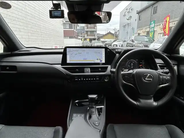 レクサス ＵＸ 250h バージョンL 愛知県 2023(令5)年 1.4万km グラファイトブラックガラスフレーク ワンオーナー/ムーンルーフ〈MOP〉/角型三眼LEDヘッドライト〈MOP〉/・ヘッドライトクリーナー付/ブラックレザーシート/前席シートヒーター＆ベンチレーション/純正10.3型ワイドディスプレイナビ/Bluetooth／Miracast／地デジTV/プレミアムサウンドシステム/パノラミックビューカメラ/ハンズフリーパワーバックドア/クライメイトコンシュルジュ/ブラックレザーステアリング/Lexus Safety System＋/・プリクラッシュセーフティ/・レーントレーシングアシスト/・アダプティブハイビームシステム/・先行車発進告知/・ロードサインアシスト/ブラインドスポットモニター〈MOP〉/パーキングサポートブレーキ（後方接近車両）/スマートキー×2、カードキー/純正18インチAW/COMTEC製前後ドライブレコーダー〈ZDR‐035〉