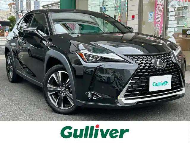 レクサス ＵＸ 250h バージョンL 愛知県 2023(令5)年 1.4万km グラファイトブラックガラスフレーク ワンオーナー/ムーンルーフ〈MOP〉/角型三眼LEDヘッドライト〈MOP〉/・ヘッドライトクリーナー付/ブラックレザーシート/前席シートヒーター＆ベンチレーション/純正10.3型ワイドディスプレイナビ/Bluetooth／Miracast／地デジTV/プレミアムサウンドシステム/パノラミックビューカメラ/ハンズフリーパワーバックドア/クライメイトコンシュルジュ/ブラックレザーステアリング/Lexus Safety System＋/・プリクラッシュセーフティ/・レーントレーシングアシスト/・アダプティブハイビームシステム/・先行車発進告知/・ロードサインアシスト/ブラインドスポットモニター〈MOP〉/パーキングサポートブレーキ（後方接近車両）/スマートキー×2、カードキー/純正18インチAW/COMTEC製前後ドライブレコーダー〈ZDR‐035〉