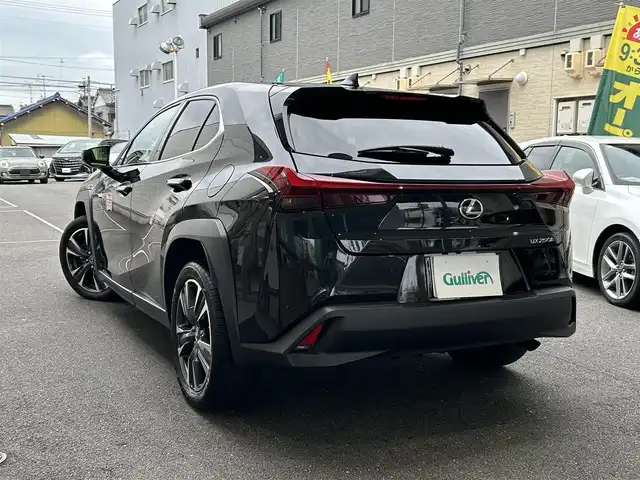 レクサス ＵＸ 250h バージョンL 愛知県 2023(令5)年 1.4万km グラファイトブラックガラスフレーク ワンオーナー/ムーンルーフ〈MOP〉/角型三眼LEDヘッドライト〈MOP〉/・ヘッドライトクリーナー付/ブラックレザーシート/前席シートヒーター＆ベンチレーション/純正10.3型ワイドディスプレイナビ/Bluetooth／Miracast／地デジTV/プレミアムサウンドシステム/パノラミックビューカメラ/ハンズフリーパワーバックドア/クライメイトコンシュルジュ/ブラックレザーステアリング/Lexus Safety System＋/・プリクラッシュセーフティ/・レーントレーシングアシスト/・アダプティブハイビームシステム/・先行車発進告知/・ロードサインアシスト/ブラインドスポットモニター〈MOP〉/パーキングサポートブレーキ（後方接近車両）/スマートキー×2、カードキー/純正18インチAW/COMTEC製前後ドライブレコーダー〈ZDR‐035〉
