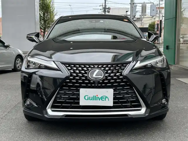 レクサス ＵＸ 250h バージョンL 愛知県 2023(令5)年 1.4万km グラファイトブラックガラスフレーク ワンオーナー/ムーンルーフ〈MOP〉/角型三眼LEDヘッドライト〈MOP〉/・ヘッドライトクリーナー付/ブラックレザーシート/前席シートヒーター＆ベンチレーション/純正10.3型ワイドディスプレイナビ/Bluetooth／Miracast／地デジTV/プレミアムサウンドシステム/パノラミックビューカメラ/ハンズフリーパワーバックドア/クライメイトコンシュルジュ/ブラックレザーステアリング/Lexus Safety System＋/・プリクラッシュセーフティ/・レーントレーシングアシスト/・アダプティブハイビームシステム/・先行車発進告知/・ロードサインアシスト/ブラインドスポットモニター〈MOP〉/パーキングサポートブレーキ（後方接近車両）/スマートキー×2、カードキー/純正18インチAW/COMTEC製前後ドライブレコーダー〈ZDR‐035〉