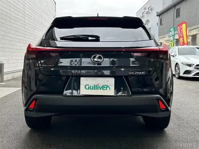 レクサス ＵＸ 250h バージョンL 愛知県 2023(令5)年 1.4万km グラファイトブラックガラスフレーク ワンオーナー/ムーンルーフ〈MOP〉/角型三眼LEDヘッドライト〈MOP〉/・ヘッドライトクリーナー付/ブラックレザーシート/前席シートヒーター＆ベンチレーション/純正10.3型ワイドディスプレイナビ/Bluetooth／Miracast／地デジTV/プレミアムサウンドシステム/パノラミックビューカメラ/ハンズフリーパワーバックドア/クライメイトコンシュルジュ/ブラックレザーステアリング/Lexus Safety System＋/・プリクラッシュセーフティ/・レーントレーシングアシスト/・アダプティブハイビームシステム/・先行車発進告知/・ロードサインアシスト/ブラインドスポットモニター〈MOP〉/パーキングサポートブレーキ（後方接近車両）/スマートキー×2、カードキー/純正18インチAW/COMTEC製前後ドライブレコーダー〈ZDR‐035〉