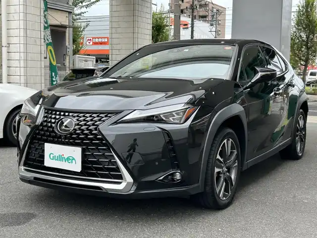 レクサス ＵＸ 250h バージョンL 愛知県 2023(令5)年 1.4万km グラファイトブラックガラスフレーク ワンオーナー/ムーンルーフ〈MOP〉/角型三眼LEDヘッドライト〈MOP〉/・ヘッドライトクリーナー付/ブラックレザーシート/前席シートヒーター＆ベンチレーション/純正10.3型ワイドディスプレイナビ/Bluetooth／Miracast／地デジTV/プレミアムサウンドシステム/パノラミックビューカメラ/ハンズフリーパワーバックドア/クライメイトコンシュルジュ/ブラックレザーステアリング/Lexus Safety System＋/・プリクラッシュセーフティ/・レーントレーシングアシスト/・アダプティブハイビームシステム/・先行車発進告知/・ロードサインアシスト/ブラインドスポットモニター〈MOP〉/パーキングサポートブレーキ（後方接近車両）/スマートキー×2、カードキー/純正18インチAW/COMTEC製前後ドライブレコーダー〈ZDR‐035〉