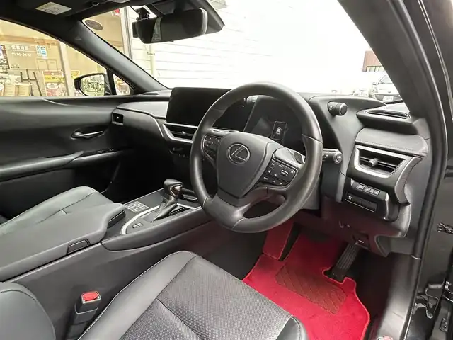 レクサス ＵＸ 250h バージョンL 愛知県 2023(令5)年 1.4万km グラファイトブラックガラスフレーク ワンオーナー/ムーンルーフ〈MOP〉/角型三眼LEDヘッドライト〈MOP〉/・ヘッドライトクリーナー付/ブラックレザーシート/前席シートヒーター＆ベンチレーション/純正10.3型ワイドディスプレイナビ/Bluetooth／Miracast／地デジTV/プレミアムサウンドシステム/パノラミックビューカメラ/ハンズフリーパワーバックドア/クライメイトコンシュルジュ/ブラックレザーステアリング/Lexus Safety System＋/・プリクラッシュセーフティ/・レーントレーシングアシスト/・アダプティブハイビームシステム/・先行車発進告知/・ロードサインアシスト/ブラインドスポットモニター〈MOP〉/パーキングサポートブレーキ（後方接近車両）/スマートキー×2、カードキー/純正18インチAW/COMTEC製前後ドライブレコーダー〈ZDR‐035〉