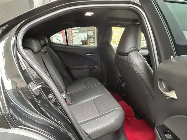 レクサス ＵＸ 250h バージョンL 愛知県 2023(令5)年 1.4万km グラファイトブラックガラスフレーク ワンオーナー/ムーンルーフ〈MOP〉/角型三眼LEDヘッドライト〈MOP〉/・ヘッドライトクリーナー付/ブラックレザーシート/前席シートヒーター＆ベンチレーション/純正10.3型ワイドディスプレイナビ/Bluetooth／Miracast／地デジTV/プレミアムサウンドシステム/パノラミックビューカメラ/ハンズフリーパワーバックドア/クライメイトコンシュルジュ/ブラックレザーステアリング/Lexus Safety System＋/・プリクラッシュセーフティ/・レーントレーシングアシスト/・アダプティブハイビームシステム/・先行車発進告知/・ロードサインアシスト/ブラインドスポットモニター〈MOP〉/パーキングサポートブレーキ（後方接近車両）/スマートキー×2、カードキー/純正18インチAW/COMTEC製前後ドライブレコーダー〈ZDR‐035〉