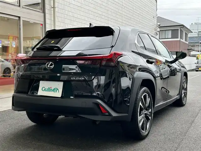 レクサス ＵＸ 250h バージョンL 愛知県 2023(令5)年 1.4万km グラファイトブラックガラスフレーク ワンオーナー/ムーンルーフ〈MOP〉/角型三眼LEDヘッドライト〈MOP〉/・ヘッドライトクリーナー付/ブラックレザーシート/前席シートヒーター＆ベンチレーション/純正10.3型ワイドディスプレイナビ/Bluetooth／Miracast／地デジTV/プレミアムサウンドシステム/パノラミックビューカメラ/ハンズフリーパワーバックドア/クライメイトコンシュルジュ/ブラックレザーステアリング/Lexus Safety System＋/・プリクラッシュセーフティ/・レーントレーシングアシスト/・アダプティブハイビームシステム/・先行車発進告知/・ロードサインアシスト/ブラインドスポットモニター〈MOP〉/パーキングサポートブレーキ（後方接近車両）/スマートキー×2、カードキー/純正18インチAW/COMTEC製前後ドライブレコーダー〈ZDR‐035〉