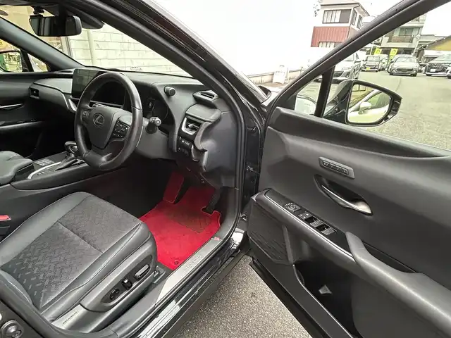レクサス ＵＸ 250h バージョンL 愛知県 2023(令5)年 1.4万km グラファイトブラックガラスフレーク ワンオーナー/ムーンルーフ〈MOP〉/角型三眼LEDヘッドライト〈MOP〉/・ヘッドライトクリーナー付/ブラックレザーシート/前席シートヒーター＆ベンチレーション/純正10.3型ワイドディスプレイナビ/Bluetooth／Miracast／地デジTV/プレミアムサウンドシステム/パノラミックビューカメラ/ハンズフリーパワーバックドア/クライメイトコンシュルジュ/ブラックレザーステアリング/Lexus Safety System＋/・プリクラッシュセーフティ/・レーントレーシングアシスト/・アダプティブハイビームシステム/・先行車発進告知/・ロードサインアシスト/ブラインドスポットモニター〈MOP〉/パーキングサポートブレーキ（後方接近車両）/スマートキー×2、カードキー/純正18インチAW/COMTEC製前後ドライブレコーダー〈ZDR‐035〉