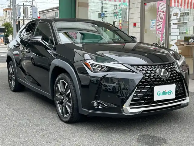 レクサス ＵＸ 250h バージョンL 愛知県 2023(令5)年 1.4万km グラファイトブラックガラスフレーク ワンオーナー/ムーンルーフ〈MOP〉/角型三眼LEDヘッドライト〈MOP〉/・ヘッドライトクリーナー付/ブラックレザーシート/前席シートヒーター＆ベンチレーション/純正10.3型ワイドディスプレイナビ/Bluetooth／Miracast／地デジTV/プレミアムサウンドシステム/パノラミックビューカメラ/ハンズフリーパワーバックドア/クライメイトコンシュルジュ/ブラックレザーステアリング/Lexus Safety System＋/・プリクラッシュセーフティ/・レーントレーシングアシスト/・アダプティブハイビームシステム/・先行車発進告知/・ロードサインアシスト/ブラインドスポットモニター〈MOP〉/パーキングサポートブレーキ（後方接近車両）/スマートキー×2、カードキー/純正18インチAW/COMTEC製前後ドライブレコーダー〈ZDR‐035〉