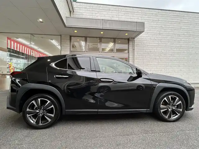 レクサス ＵＸ 250h バージョンL 愛知県 2023(令5)年 1.4万km グラファイトブラックガラスフレーク ワンオーナー/ムーンルーフ〈MOP〉/角型三眼LEDヘッドライト〈MOP〉/・ヘッドライトクリーナー付/ブラックレザーシート/前席シートヒーター＆ベンチレーション/純正10.3型ワイドディスプレイナビ/Bluetooth／Miracast／地デジTV/プレミアムサウンドシステム/パノラミックビューカメラ/ハンズフリーパワーバックドア/クライメイトコンシュルジュ/ブラックレザーステアリング/Lexus Safety System＋/・プリクラッシュセーフティ/・レーントレーシングアシスト/・アダプティブハイビームシステム/・先行車発進告知/・ロードサインアシスト/ブラインドスポットモニター〈MOP〉/パーキングサポートブレーキ（後方接近車両）/スマートキー×2、カードキー/純正18インチAW/COMTEC製前後ドライブレコーダー〈ZDR‐035〉