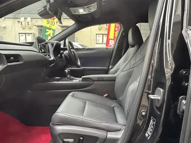 レクサス ＵＸ 250h バージョンL 愛知県 2023(令5)年 1.4万km グラファイトブラックガラスフレーク ワンオーナー/ムーンルーフ〈MOP〉/角型三眼LEDヘッドライト〈MOP〉/・ヘッドライトクリーナー付/ブラックレザーシート/前席シートヒーター＆ベンチレーション/純正10.3型ワイドディスプレイナビ/Bluetooth／Miracast／地デジTV/プレミアムサウンドシステム/パノラミックビューカメラ/ハンズフリーパワーバックドア/クライメイトコンシュルジュ/ブラックレザーステアリング/Lexus Safety System＋/・プリクラッシュセーフティ/・レーントレーシングアシスト/・アダプティブハイビームシステム/・先行車発進告知/・ロードサインアシスト/ブラインドスポットモニター〈MOP〉/パーキングサポートブレーキ（後方接近車両）/スマートキー×2、カードキー/純正18インチAW/COMTEC製前後ドライブレコーダー〈ZDR‐035〉