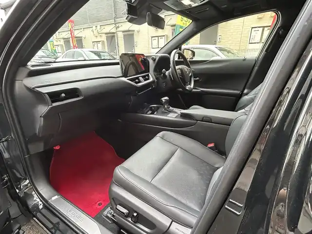 レクサス ＵＸ 250h バージョンL 愛知県 2023(令5)年 1.4万km グラファイトブラックガラスフレーク ワンオーナー/ムーンルーフ〈MOP〉/角型三眼LEDヘッドライト〈MOP〉/・ヘッドライトクリーナー付/ブラックレザーシート/前席シートヒーター＆ベンチレーション/純正10.3型ワイドディスプレイナビ/Bluetooth／Miracast／地デジTV/プレミアムサウンドシステム/パノラミックビューカメラ/ハンズフリーパワーバックドア/クライメイトコンシュルジュ/ブラックレザーステアリング/Lexus Safety System＋/・プリクラッシュセーフティ/・レーントレーシングアシスト/・アダプティブハイビームシステム/・先行車発進告知/・ロードサインアシスト/ブラインドスポットモニター〈MOP〉/パーキングサポートブレーキ（後方接近車両）/スマートキー×2、カードキー/純正18インチAW/COMTEC製前後ドライブレコーダー〈ZDR‐035〉