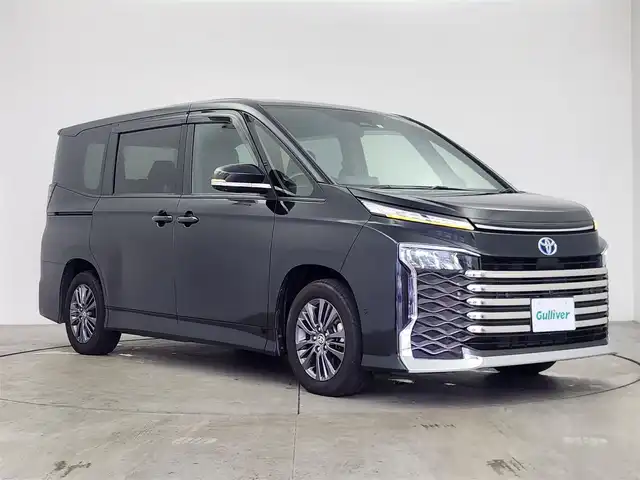 トヨタ ヴォクシー ハイブリッド S－G 愛知県 2023(令5)年 2.2万km グリッターブラックガラスフレーク トヨタチームメイト/　　・アドバンストパーク/　　・パーキングサポートブレーキ/　　・パノラミックビューモニター/　　・ドライバーモニターカメラ/トヨタセーフティセンス/　　・プリクラッシュセーフティ/　　・レーントレーシングアシスト/　　・レーダークルーズコントロール/　　・オートマチックハイビーム/ブラインドスポットモニター/快適利便パッケージ/　　・両側パワースライドドア/　　・シートヒーター/　　・USBポート/AC100V/ディーラーオプション10.5インチナビ/　　CD/DVD/BT/フルセグ/ビルトインETC2.0/革巻きステアリング/ステアリングリモコン/純正LEDヘッドライト/フォグランプ/純正16インチアルミホイールフリップダウンモニター
