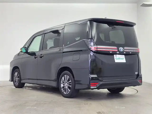 トヨタ ヴォクシー ハイブリッド S－G 愛知県 2023(令5)年 2.2万km グリッターブラックガラスフレーク トヨタチームメイト/　　・アドバンストパーク/　　・パーキングサポートブレーキ/　　・パノラミックビューモニター/　　・ドライバーモニターカメラ/トヨタセーフティセンス/　　・プリクラッシュセーフティ/　　・レーントレーシングアシスト/　　・レーダークルーズコントロール/　　・オートマチックハイビーム/ブラインドスポットモニター/快適利便パッケージ/　　・両側パワースライドドア/　　・シートヒーター/　　・USBポート/AC100V/ディーラーオプション10.5インチナビ/　　CD/DVD/BT/フルセグ/ビルトインETC2.0/革巻きステアリング/ステアリングリモコン/純正LEDヘッドライト/フォグランプ/純正16インチアルミホイールフリップダウンモニター