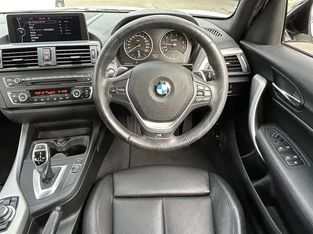 ＢＭＷ Ｍ１３５ｉ 宮城県 2012(平24)年 10.1万km アルピンホワイトⅢ ・純正ナビ/(Bluetooth/CD/DVD/USB/AUX)/・アイドリングストップ/・革ステアリング/・ステアリングスイッチ/・MTモード/・革シート/・前席シートヒーター/・前席パワーシート/・D席メモリーシート/・ETC/・ISOFIX/・HIDライト/・リアフォグランプ/・オートハイビーム/・リアプライバシーガラス/・横滑り防止装置/・W+サイドエアバッグ/ABS/・純正18インチアルミホイール/・フロアマット/・スマートキー/・プッシュスタート/・スペアキー×1/・保証書/・取扱説明書