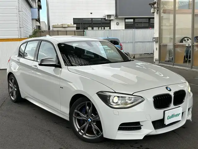 ＢＭＷ Ｍ１３５ｉ 宮城県 2012(平24)年 10.1万km アルピンホワイトⅢ ・純正ナビ/(Bluetooth/CD/DVD/USB/AUX)/・アイドリングストップ/・革ステアリング/・ステアリングスイッチ/・MTモード/・革シート/・前席シートヒーター/・前席パワーシート/・D席メモリーシート/・ETC/・ISOFIX/・HIDライト/・リアフォグランプ/・オートハイビーム/・リアプライバシーガラス/・横滑り防止装置/・W+サイドエアバッグ/ABS/・純正18インチアルミホイール/・フロアマット/・スマートキー/・プッシュスタート/・スペアキー×1/・保証書/・取扱説明書