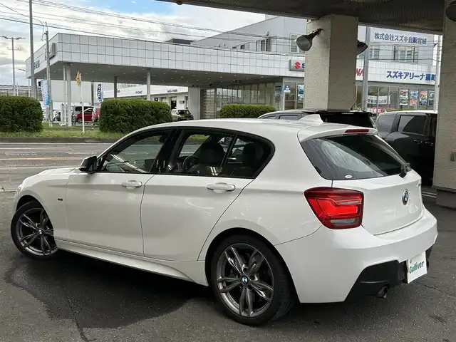 ＢＭＷ Ｍ１３５ｉ 宮城県 2012(平24)年 10.1万km アルピンホワイトⅢ ・純正ナビ/(Bluetooth/CD/DVD/USB/AUX)/・アイドリングストップ/・革ステアリング/・ステアリングスイッチ/・MTモード/・革シート/・前席シートヒーター/・前席パワーシート/・D席メモリーシート/・ETC/・ISOFIX/・HIDライト/・リアフォグランプ/・オートハイビーム/・リアプライバシーガラス/・横滑り防止装置/・W+サイドエアバッグ/ABS/・純正18インチアルミホイール/・フロアマット/・スマートキー/・プッシュスタート/・スペアキー×1/・保証書/・取扱説明書