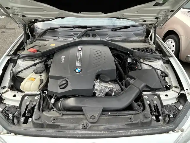 ＢＭＷ Ｍ１３５ｉ 宮城県 2012(平24)年 10.1万km アルピンホワイトⅢ ・純正ナビ/(Bluetooth/CD/DVD/USB/AUX)/・アイドリングストップ/・革ステアリング/・ステアリングスイッチ/・MTモード/・革シート/・前席シートヒーター/・前席パワーシート/・D席メモリーシート/・ETC/・ISOFIX/・HIDライト/・リアフォグランプ/・オートハイビーム/・リアプライバシーガラス/・横滑り防止装置/・W+サイドエアバッグ/ABS/・純正18インチアルミホイール/・フロアマット/・スマートキー/・プッシュスタート/・スペアキー×1/・保証書/・取扱説明書