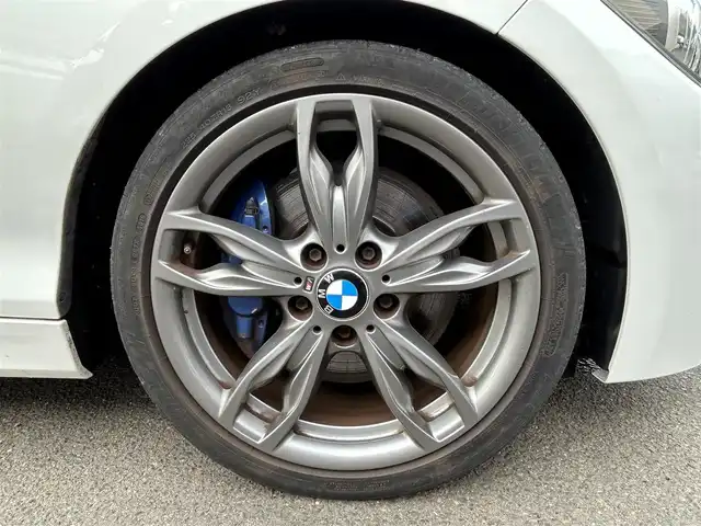 ＢＭＷ Ｍ１３５ｉ 宮城県 2012(平24)年 10.1万km アルピンホワイトⅢ ・純正ナビ/(Bluetooth/CD/DVD/USB/AUX)/・アイドリングストップ/・革ステアリング/・ステアリングスイッチ/・MTモード/・革シート/・前席シートヒーター/・前席パワーシート/・D席メモリーシート/・ETC/・ISOFIX/・HIDライト/・リアフォグランプ/・オートハイビーム/・リアプライバシーガラス/・横滑り防止装置/・W+サイドエアバッグ/ABS/・純正18インチアルミホイール/・フロアマット/・スマートキー/・プッシュスタート/・スペアキー×1/・保証書/・取扱説明書