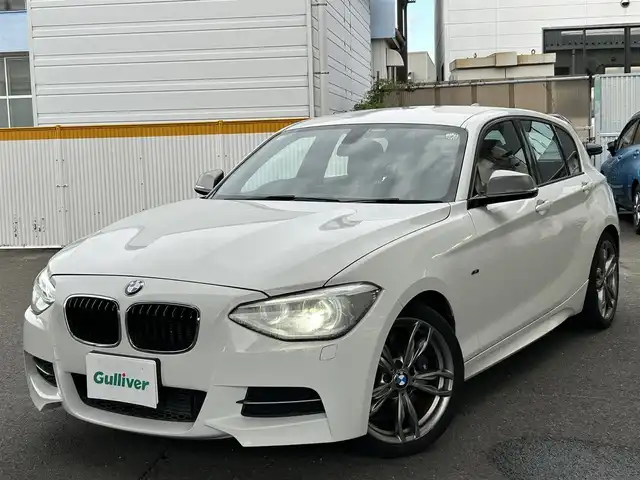 ＢＭＷ Ｍ１３５ｉ 宮城県 2012(平24)年 10.1万km アルピンホワイトⅢ ・純正ナビ/(Bluetooth/CD/DVD/USB/AUX)/・アイドリングストップ/・革ステアリング/・ステアリングスイッチ/・MTモード/・革シート/・前席シートヒーター/・前席パワーシート/・D席メモリーシート/・ETC/・ISOFIX/・HIDライト/・リアフォグランプ/・オートハイビーム/・リアプライバシーガラス/・横滑り防止装置/・W+サイドエアバッグ/ABS/・純正18インチアルミホイール/・フロアマット/・スマートキー/・プッシュスタート/・スペアキー×1/・保証書/・取扱説明書