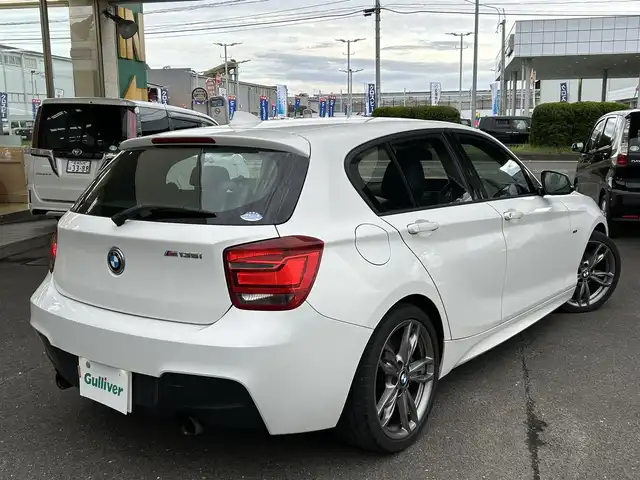 ＢＭＷ Ｍ１３５ｉ 宮城県 2012(平24)年 10.1万km アルピンホワイトⅢ ・純正ナビ/(Bluetooth/CD/DVD/USB/AUX)/・アイドリングストップ/・革ステアリング/・ステアリングスイッチ/・MTモード/・革シート/・前席シートヒーター/・前席パワーシート/・D席メモリーシート/・ETC/・ISOFIX/・HIDライト/・リアフォグランプ/・オートハイビーム/・リアプライバシーガラス/・横滑り防止装置/・W+サイドエアバッグ/ABS/・純正18インチアルミホイール/・フロアマット/・スマートキー/・プッシュスタート/・スペアキー×1/・保証書/・取扱説明書