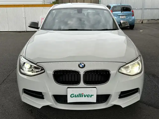 ＢＭＷ Ｍ１３５ｉ 宮城県 2012(平24)年 10.1万km アルピンホワイトⅢ ・純正ナビ/(Bluetooth/CD/DVD/USB/AUX)/・アイドリングストップ/・革ステアリング/・ステアリングスイッチ/・MTモード/・革シート/・前席シートヒーター/・前席パワーシート/・D席メモリーシート/・ETC/・ISOFIX/・HIDライト/・リアフォグランプ/・オートハイビーム/・リアプライバシーガラス/・横滑り防止装置/・W+サイドエアバッグ/ABS/・純正18インチアルミホイール/・フロアマット/・スマートキー/・プッシュスタート/・スペアキー×1/・保証書/・取扱説明書