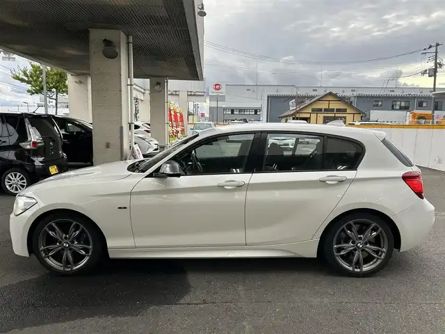 ＢＭＷ Ｍ１３５ｉ 宮城県 2012(平24)年 10.1万km アルピンホワイトⅢ ・純正ナビ/(Bluetooth/CD/DVD/USB/AUX)/・アイドリングストップ/・革ステアリング/・ステアリングスイッチ/・MTモード/・革シート/・前席シートヒーター/・前席パワーシート/・D席メモリーシート/・ETC/・ISOFIX/・HIDライト/・リアフォグランプ/・オートハイビーム/・リアプライバシーガラス/・横滑り防止装置/・W+サイドエアバッグ/ABS/・純正18インチアルミホイール/・フロアマット/・スマートキー/・プッシュスタート/・スペアキー×1/・保証書/・取扱説明書
