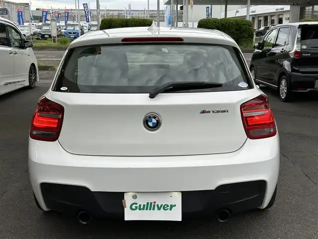 ＢＭＷ Ｍ１３５ｉ 宮城県 2012(平24)年 10.1万km アルピンホワイトⅢ ・純正ナビ/(Bluetooth/CD/DVD/USB/AUX)/・アイドリングストップ/・革ステアリング/・ステアリングスイッチ/・MTモード/・革シート/・前席シートヒーター/・前席パワーシート/・D席メモリーシート/・ETC/・ISOFIX/・HIDライト/・リアフォグランプ/・オートハイビーム/・リアプライバシーガラス/・横滑り防止装置/・W+サイドエアバッグ/ABS/・純正18インチアルミホイール/・フロアマット/・スマートキー/・プッシュスタート/・スペアキー×1/・保証書/・取扱説明書