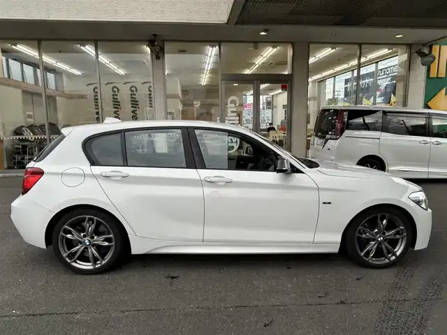 ＢＭＷ Ｍ１３５ｉ 宮城県 2012(平24)年 10.1万km アルピンホワイトⅢ ・純正ナビ/(Bluetooth/CD/DVD/USB/AUX)/・アイドリングストップ/・革ステアリング/・ステアリングスイッチ/・MTモード/・革シート/・前席シートヒーター/・前席パワーシート/・D席メモリーシート/・ETC/・ISOFIX/・HIDライト/・リアフォグランプ/・オートハイビーム/・リアプライバシーガラス/・横滑り防止装置/・W+サイドエアバッグ/ABS/・純正18インチアルミホイール/・フロアマット/・スマートキー/・プッシュスタート/・スペアキー×1/・保証書/・取扱説明書