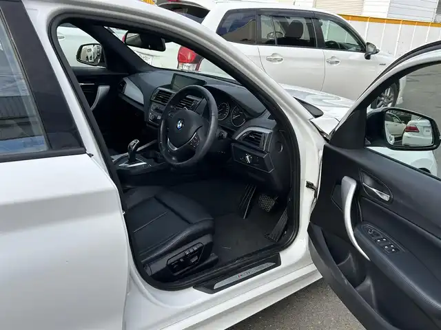 ＢＭＷ Ｍ１３５ｉ 宮城県 2012(平24)年 10.1万km アルピンホワイトⅢ ・純正ナビ/(Bluetooth/CD/DVD/USB/AUX)/・アイドリングストップ/・革ステアリング/・ステアリングスイッチ/・MTモード/・革シート/・前席シートヒーター/・前席パワーシート/・D席メモリーシート/・ETC/・ISOFIX/・HIDライト/・リアフォグランプ/・オートハイビーム/・リアプライバシーガラス/・横滑り防止装置/・W+サイドエアバッグ/ABS/・純正18インチアルミホイール/・フロアマット/・スマートキー/・プッシュスタート/・スペアキー×1/・保証書/・取扱説明書