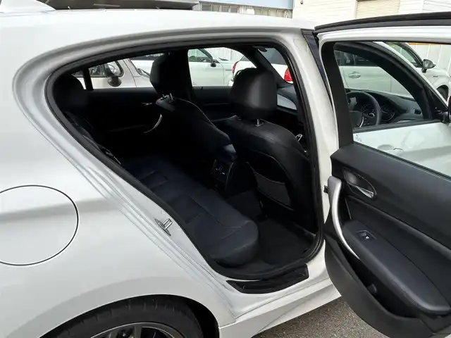 ＢＭＷ Ｍ１３５ｉ 宮城県 2012(平24)年 10.1万km アルピンホワイトⅢ ・純正ナビ/(Bluetooth/CD/DVD/USB/AUX)/・アイドリングストップ/・革ステアリング/・ステアリングスイッチ/・MTモード/・革シート/・前席シートヒーター/・前席パワーシート/・D席メモリーシート/・ETC/・ISOFIX/・HIDライト/・リアフォグランプ/・オートハイビーム/・リアプライバシーガラス/・横滑り防止装置/・W+サイドエアバッグ/ABS/・純正18インチアルミホイール/・フロアマット/・スマートキー/・プッシュスタート/・スペアキー×1/・保証書/・取扱説明書