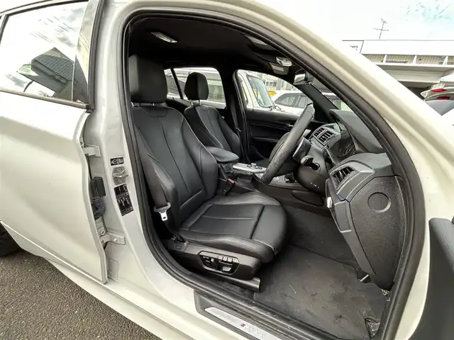 ＢＭＷ Ｍ１３５ｉ 宮城県 2012(平24)年 10.1万km アルピンホワイトⅢ ・純正ナビ/(Bluetooth/CD/DVD/USB/AUX)/・アイドリングストップ/・革ステアリング/・ステアリングスイッチ/・MTモード/・革シート/・前席シートヒーター/・前席パワーシート/・D席メモリーシート/・ETC/・ISOFIX/・HIDライト/・リアフォグランプ/・オートハイビーム/・リアプライバシーガラス/・横滑り防止装置/・W+サイドエアバッグ/ABS/・純正18インチアルミホイール/・フロアマット/・スマートキー/・プッシュスタート/・スペアキー×1/・保証書/・取扱説明書