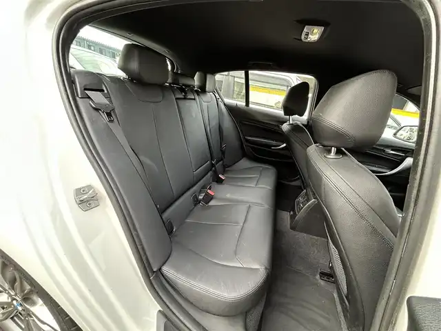 ＢＭＷ Ｍ１３５ｉ 宮城県 2012(平24)年 10.1万km アルピンホワイトⅢ ・純正ナビ/(Bluetooth/CD/DVD/USB/AUX)/・アイドリングストップ/・革ステアリング/・ステアリングスイッチ/・MTモード/・革シート/・前席シートヒーター/・前席パワーシート/・D席メモリーシート/・ETC/・ISOFIX/・HIDライト/・リアフォグランプ/・オートハイビーム/・リアプライバシーガラス/・横滑り防止装置/・W+サイドエアバッグ/ABS/・純正18インチアルミホイール/・フロアマット/・スマートキー/・プッシュスタート/・スペアキー×1/・保証書/・取扱説明書