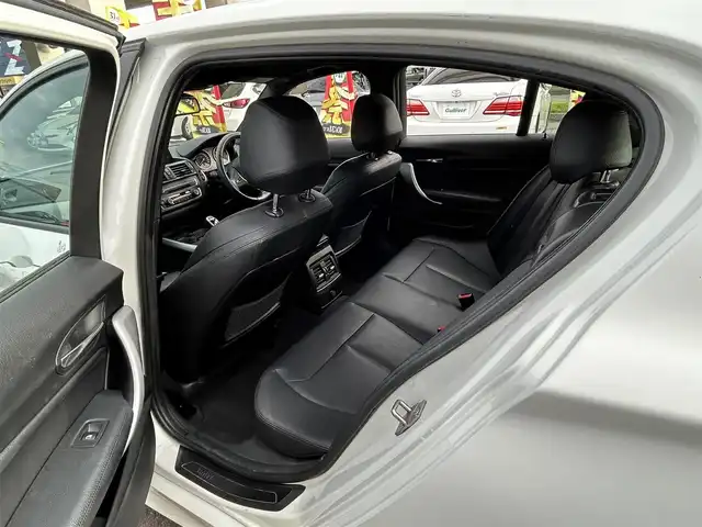 ＢＭＷ Ｍ１３５ｉ 宮城県 2012(平24)年 10.1万km アルピンホワイトⅢ ・純正ナビ/(Bluetooth/CD/DVD/USB/AUX)/・アイドリングストップ/・革ステアリング/・ステアリングスイッチ/・MTモード/・革シート/・前席シートヒーター/・前席パワーシート/・D席メモリーシート/・ETC/・ISOFIX/・HIDライト/・リアフォグランプ/・オートハイビーム/・リアプライバシーガラス/・横滑り防止装置/・W+サイドエアバッグ/ABS/・純正18インチアルミホイール/・フロアマット/・スマートキー/・プッシュスタート/・スペアキー×1/・保証書/・取扱説明書
