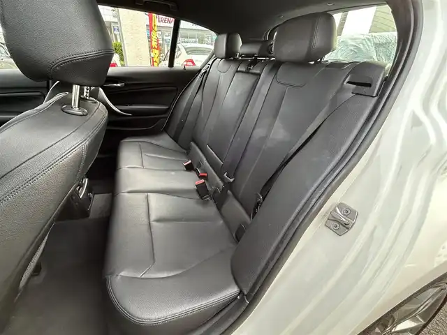 ＢＭＷ Ｍ１３５ｉ 宮城県 2012(平24)年 10.1万km アルピンホワイトⅢ ・純正ナビ/(Bluetooth/CD/DVD/USB/AUX)/・アイドリングストップ/・革ステアリング/・ステアリングスイッチ/・MTモード/・革シート/・前席シートヒーター/・前席パワーシート/・D席メモリーシート/・ETC/・ISOFIX/・HIDライト/・リアフォグランプ/・オートハイビーム/・リアプライバシーガラス/・横滑り防止装置/・W+サイドエアバッグ/ABS/・純正18インチアルミホイール/・フロアマット/・スマートキー/・プッシュスタート/・スペアキー×1/・保証書/・取扱説明書
