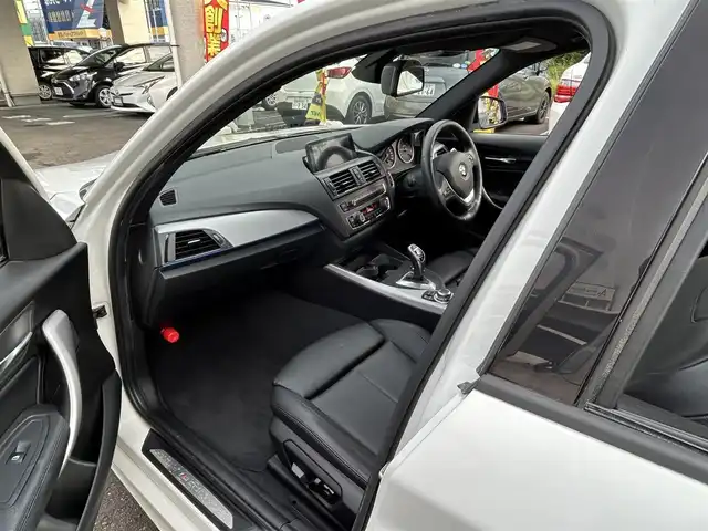 ＢＭＷ Ｍ１３５ｉ 宮城県 2012(平24)年 10.1万km アルピンホワイトⅢ ・純正ナビ/(Bluetooth/CD/DVD/USB/AUX)/・アイドリングストップ/・革ステアリング/・ステアリングスイッチ/・MTモード/・革シート/・前席シートヒーター/・前席パワーシート/・D席メモリーシート/・ETC/・ISOFIX/・HIDライト/・リアフォグランプ/・オートハイビーム/・リアプライバシーガラス/・横滑り防止装置/・W+サイドエアバッグ/ABS/・純正18インチアルミホイール/・フロアマット/・スマートキー/・プッシュスタート/・スペアキー×1/・保証書/・取扱説明書
